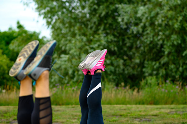 Dein Personal Training in der Natur, zu Hause oder im Studio. Füße hoch beim Workout.