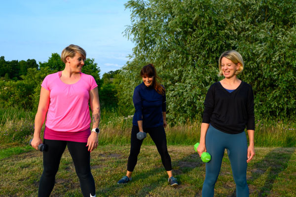Die Vorteile von Gruppentraining, Personal Trainerin, Outdoor Workout, Fit, Gesund, Spaß beim Sport